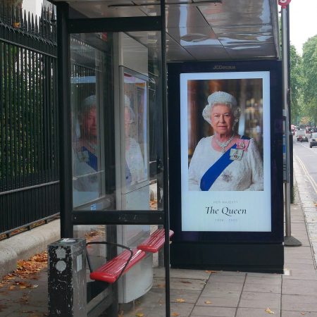 A temporary memorial marking the death of Queen Elizabeth II in a bus stop shelter along Chelsea Bridge Road © Doyle of London, CC BY-SA 4.0 via Wikimedia Commons