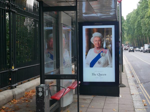 A temporary memorial marking the death of Queen Elizabeth II in a bus stop shelter along Chelsea Bridge Road © Doyle of London, CC BY-SA 4.0 via Wikimedia Commons