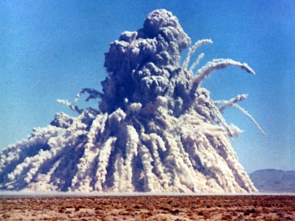 Storax Sedan shallow underground nuclear test by the United States, used for a cratering experiment. 6 July 1962 (GMT), Nevada Test Site Yield: 104 kt. © Federal Government of the United States, Public domain, via Wikimedia Commons