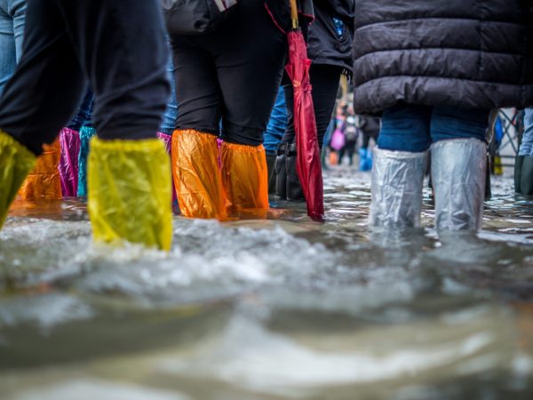 Tourists try to stay dry in a flooded St. Mark's Square, Venice. © Jonathan Ford from Unsplash
